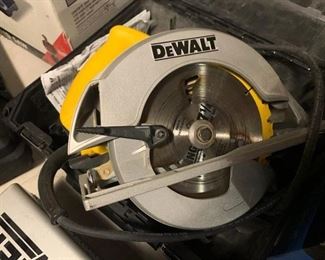 DEWALT DW368 Heavy Duty 7-1/4-Inch Lightweight Circular Saw