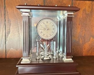 Clock with rotating pendulum 