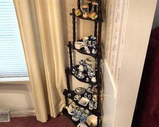 Corner etegere with large Delft collection