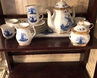 Beautiful Delft Coffee service with demitasse cups