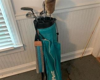This is a lovely set a ping golf clubs and ping golf bag for women