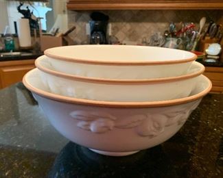 This is three mixing bowls from Italy no chips or cracks beautiful set