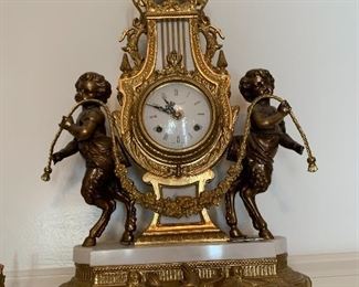 This is the close-up of the clock from Italy 1980s it works and it has a matching candlesticks