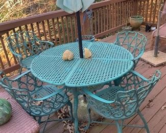 JFK Outdoor table with four matching chairs beautiful set beautiful condition