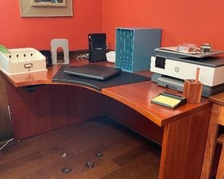 Circular computer desk