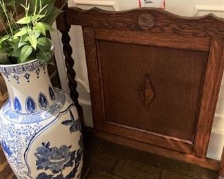 Large blue & white urn; barley twist antique fire screen
