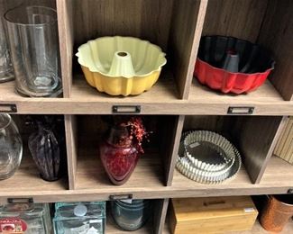 Vases; bunt pans