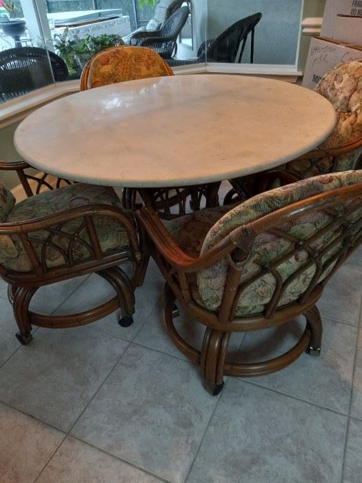 Dinette with 4 swivel chairs