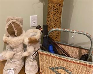 Tecnika fur boots, ceramic floor vase