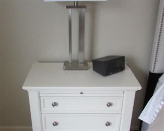 Yes we have 2 night stands and matching lamps