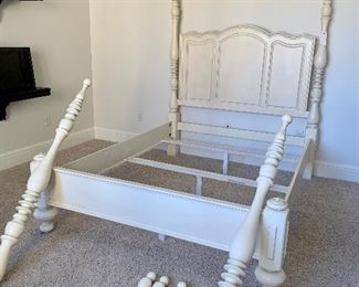 4 poster queen size bed (can be used with or without foot pieces)