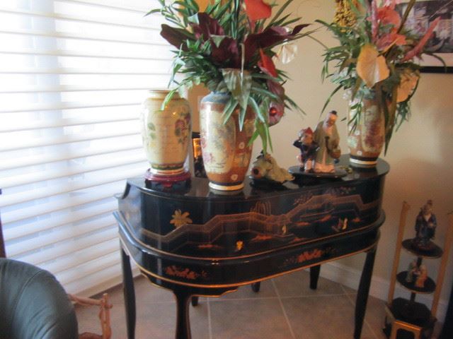 Black lacquer Asian desk - Asian porcelain vases - mud figurines