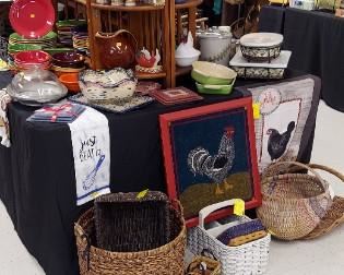 Various kitchen items (lots of chicken items)