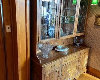 ETHAN ALLEN French Country Wood Dining Room Lighted Hutch / Cabinet