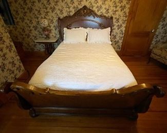 PULASKI FURNITURE Full Size Ornate Sleigh Bed