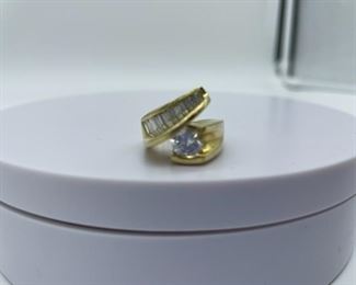 18Kt Gold ring with 1 Carat center diamond and 10 smaller diamonds