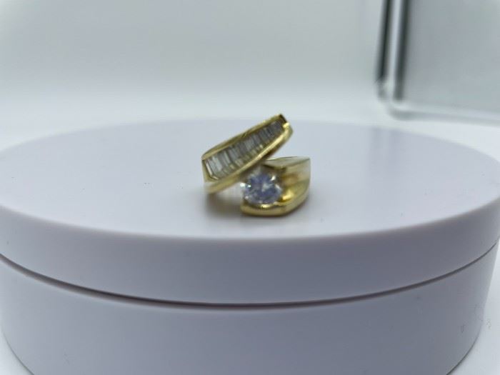 18Kt Gold ring with 1 Carat center diamond and 10 smaller diamonds