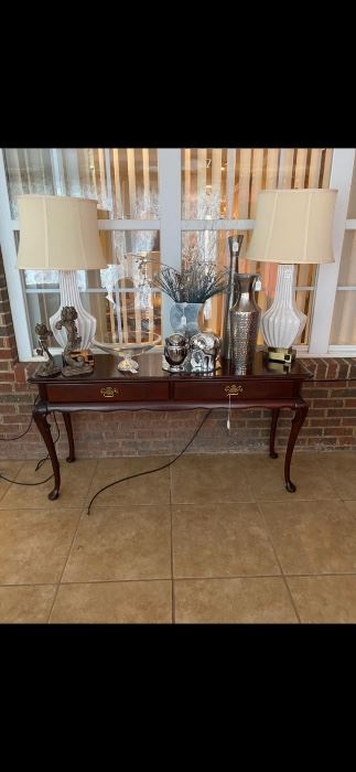 Sofa table, perfect to display pictures and accessories!