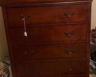 5 drawer chest of drawers, excellent condition!