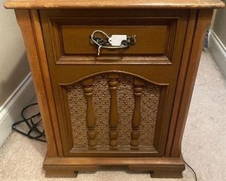 Magnavox console radio/record player