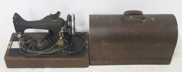 633 - Vintage Singer Sewing Machine w/ Wood Case 13 x 17 x 7 1/2
