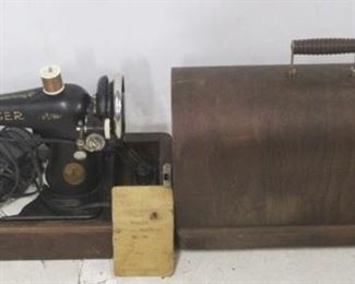 650 - Singer sewing machine in wood case 12 x 8 x 17
