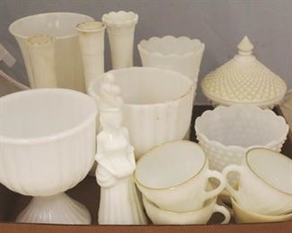 712 - Tray Lot of Milk Glass Items
