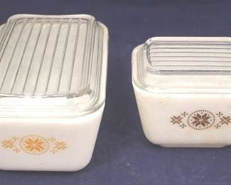 760 - Pair of Pyrex Refrigerator Dishes w/ Lids 6 1/2 x 4 1/2 4 1/2 x 3 1/2
