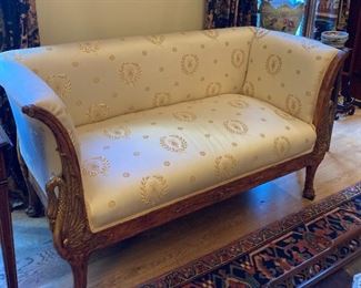 C1805-1815 FRENCH EMPIRE STYLE SETTEE WITH  NEOCLASSICAL GOLD GILT SWAN MOTIF UPHOLSTERED IN  IVORY SILK WITH WREATH & URN PATTERN DESIGN
