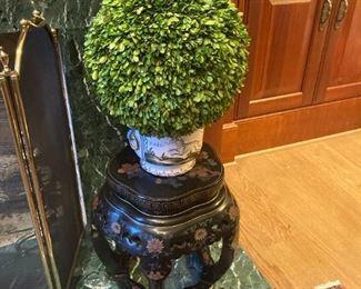LARGE HAND PAINTED  ITALIAN VIETRI POT WITH ROUND BOXWOOD ACCENT