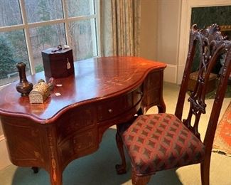 ANTIQUE QUEEN ANNE STYLE DESK WITH CABRIOLE LEGS AND INLAID WOOD DESIGN