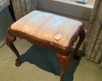 ENGLISH ANTIQUE BENCH WITH CABRIOLE LEG