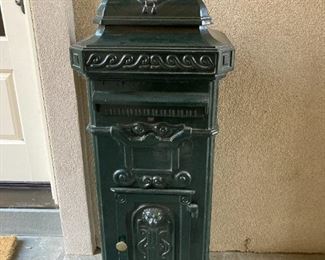 REPRODUCTION ANTIQUE ENGLISH MAIL BOX