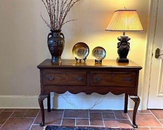 ANTIQUE CONSOLE WITH CABRIOLE LEGS AND SCALLOPED BIB, LARGE FRENCH CLOISONNE VASE