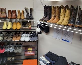 Mens's sizes 9 to 10.