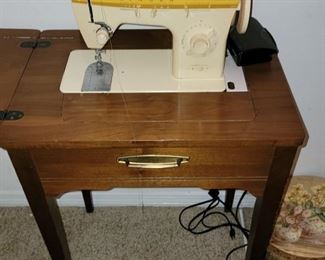 Singer Fashion Mate Sewing Machine in Cabinet