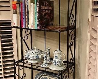 Black Metal Small Arched Bakers Rack