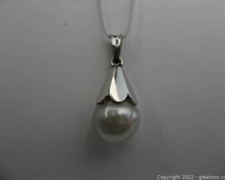 Classic Pearl Drop Pendant 10kt White Gold