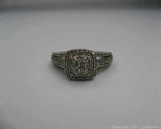 Pretty Diamond Ring in 14kt White Gold