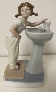 This lovely Lladro figurine, "Clean Up Time" measures 8 inches tall.