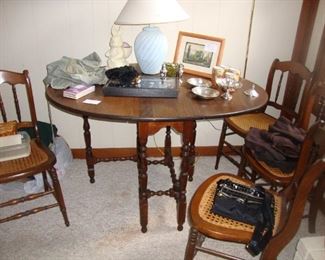 Cute American Gateleg table, ca 1910.