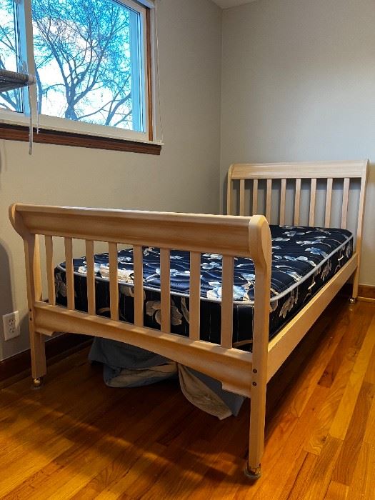 Full Morigeau Matching Bedroom Set w/Matching Crib 