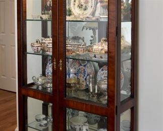 Excellent china display cabinet with lights / glass shelves 