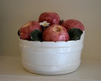 ceramic apples in a basket (one piece)