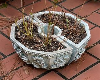 outdoor table top plater (goes around your table umbrella pole)