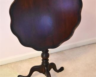 Tilt-top pie crust table