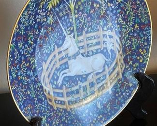 Gorgeous 1971 Haviland Limoges porcelain plate titled "La Chasse a' la Licorne", in excellent condition. The plate measures 9 7/8" wide and has no chips, cracks or wear, perfect for display.   * Limited Edition #1