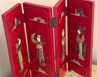 intage Design Japanese screens in wood and porcelain. Vintage from the 1950s
