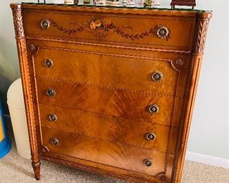 $500
ANTIQUE 2 TWIN SIZE BEDS / 2 NIGHTSTANDS AND DRESSER
BEDROOM SET BY IRWIN FURNITURE
BED MEASURES
42”W x 79”L x 44”H
DRESSER MEASURES
40”W x 23”D x 48”H
NIGHTSTAND MEASURES
18”W x 14”D x 28.5”H