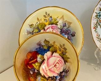 $300
JA BAILEY SIGNED AYNSLEY ENGLAND BONE CHINA CABBAGE ROSE TEA CUP